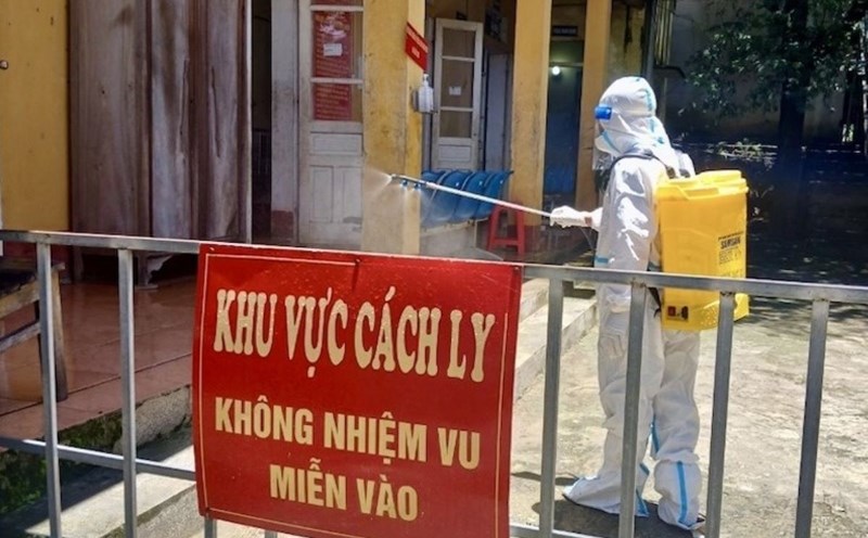 Phun hóa chất phòng lây lan dịch bạch hầu ở huyện Mường Lát. Ảnh: T.H