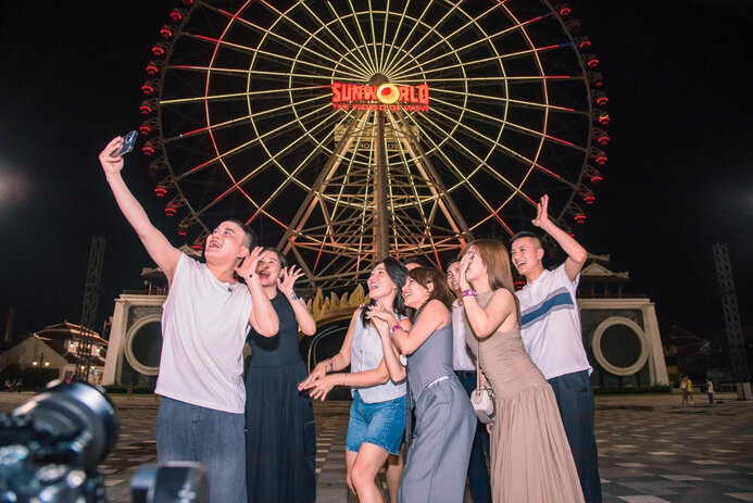 TikTok content creators visit and experience Da Nang Downtown. Photo: Organizing Committee