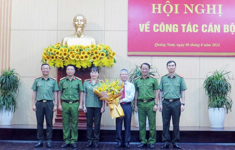 Lãnh đạo Công an Tỉnh Quảng Nam tặng hoa chúc mừng tân Phó Bí thư Tỉnh ủy Nguyễn Đức Dũng. Ảnh Nguyễn Hoàng