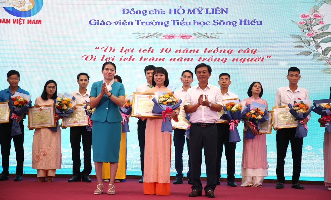 Lãnh đạo Tỉnh ủy, Hội đồng nhân dân tỉnh Quảng Trị tặng hoa, Bằng khen cho người lao động. Ảnh: Hưng Thơ.