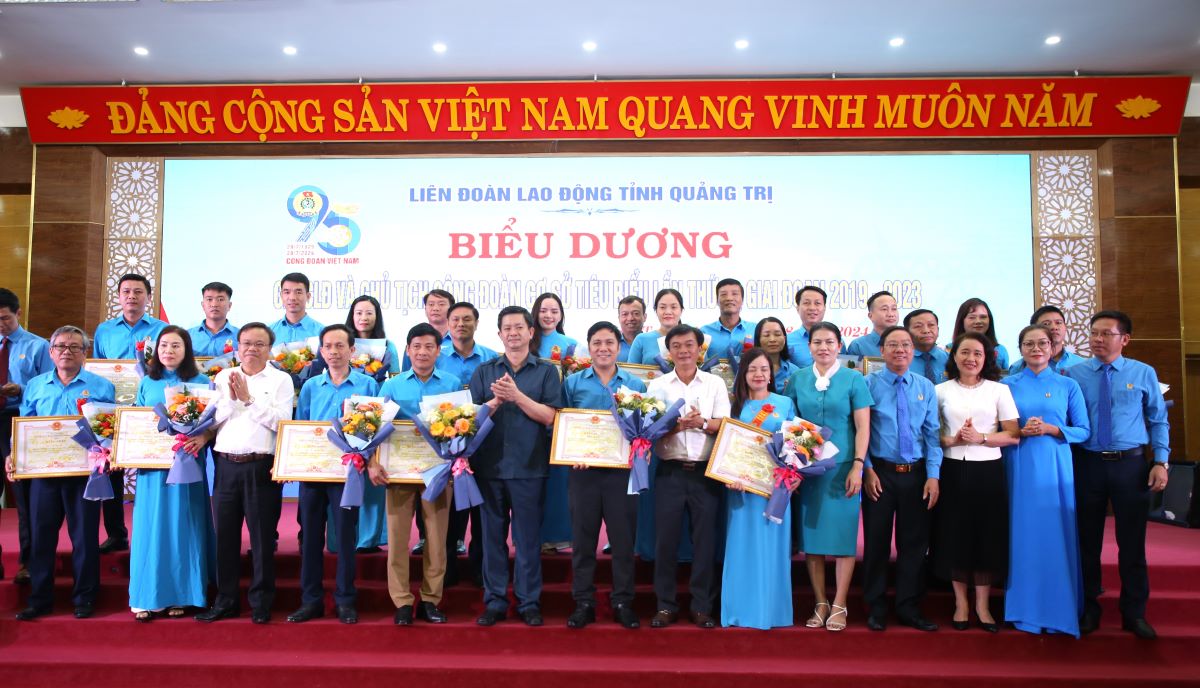 Leaders of Quang Tri province congratulated the individuals who were praised. Photo: Hung Tho.