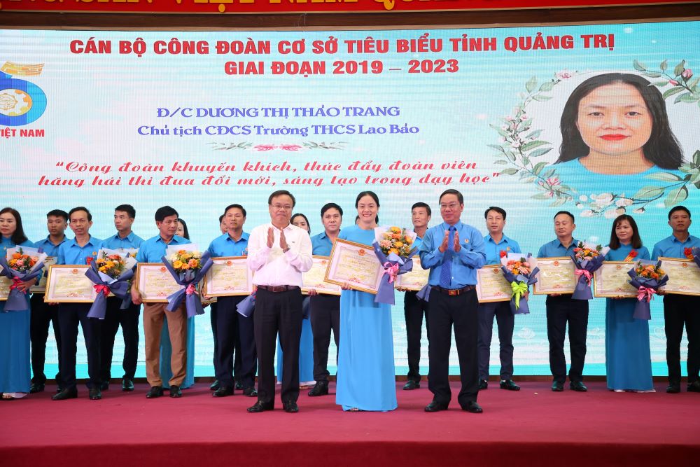 Chairman of Lao Bao Secondary School's Union received flowers and a Certificate of Merit from the leaders of the Provincial People's Committee and the Labor Confederation of Quang Tri province. Photo: Hung Tho.