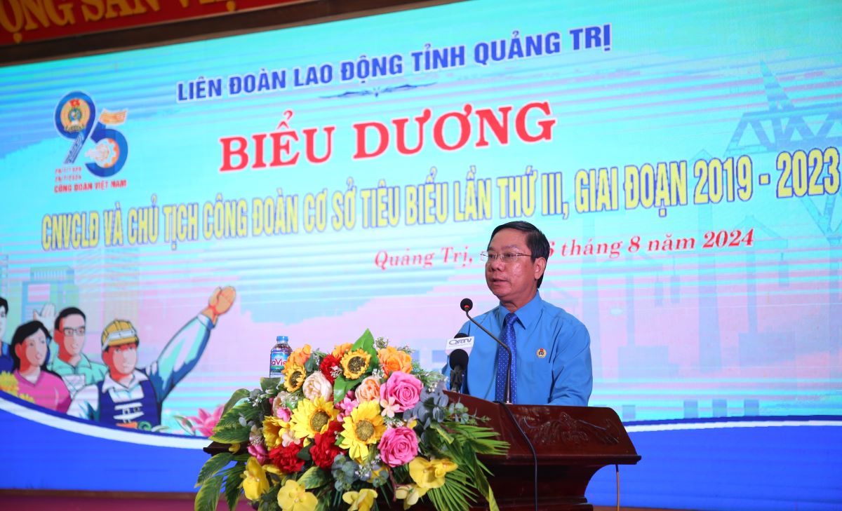 Mr. Nguyen The Lap - Chairman of the Confederation of Labor of Quang Tri province spoke at the ceremony. Photo: Hung Tho.