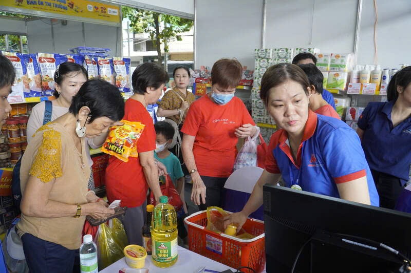 Người dân mua sắm tại điểm bán hàng lưu động, bình ổn thị trường. Ảnh: Ngọc Lê