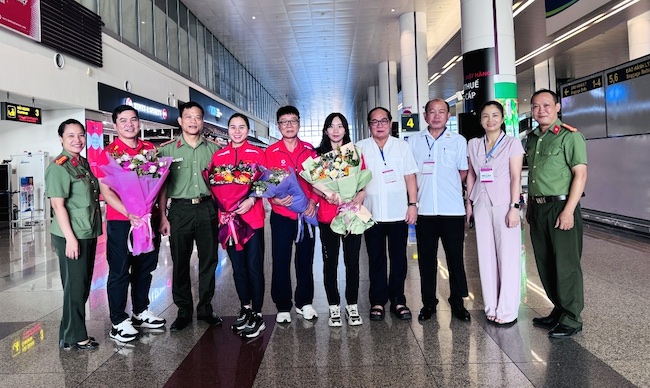 Lãnh đạo Liên đoàn bắn súng Việt Nam đón đoàn vận động viên dự Olympic về nước. Ảnh: LĐBS