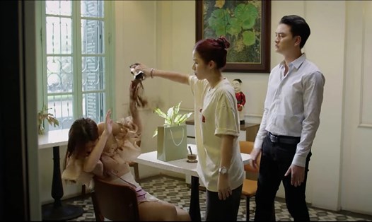 Cảnh đánh ghen trong "Mình yêu nhau bình yên thôi". Ảnh: Cắt từ phim