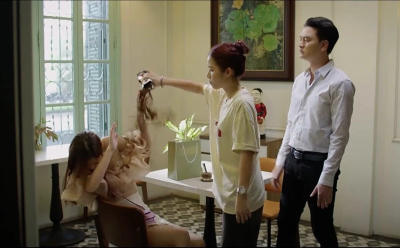Cảnh đánh ghen trong "Mình yêu nhau bình yên thôi". Ảnh: Cắt từ phim