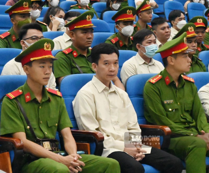 Theo cáo trạng, mặc dù biết rõ, kể từ ngày 1.1.2021, loại hình dịch vụ đòi nợ đã bị Luật Đầu tư năm 2020 đưa vào diện ngành, nghề cấm đầu tư kinh doanh, nhưng từ ngày 1.1.2021 đến ngày 14.2.2023, Trần Văn Châu và Hồ Quốc Hùng vẫn lợi dụng danh nghĩa Công ty Luật TNHH Pháp Việt (có trụ sở tại số 7, Lê Văn Huân, Phường 13, quận Tân Bình; số 52-54 Thân Nhân Trung, Phường 13, quận Tân Bình và số 229/66 Tây Thạnh, phường Tây Thạnh, quận Tân Phú, TP HCM), để ký hợp đồng tham gia tố tụng theo quy định pháp luật, tư vấn pháp luật, thực hiện dịch vụ tư vấn pháp lý khác theo quy định pháp luật và đại diện ngoài tố tụng để thực hiện các công việc có liên quan đến pháp luật với 7 tổ chức gồm: TPBank, OCB, Mcredit, Jivf, Shinhan, SHB, VID nhưng để thu hồi nợ.