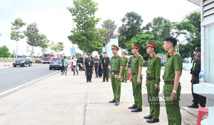 Do có số lượng bị cáo đông, lực lượng chức năng được huy động để phục vụ phiên xử và đảm bảo an ninh phiên toà.