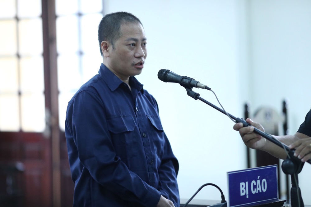 Hình ảnh người tự xưng "đại đức Thích Tâm Phúc" tại tòa.