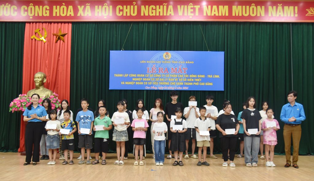 Cao Bang Provincial Labor Federation rewards children of workers. Photo: Vu Tiep.