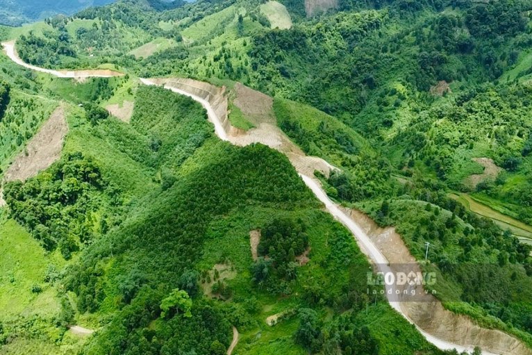 A 5km-long branch road, winding and narrow, runs along the edge of a mountainous area, connecting Tân Tri Commune (Lạng Sơn) and Nghinh Tường Commune (Thái Nguyên). Photo: Nguyễn Hoàn