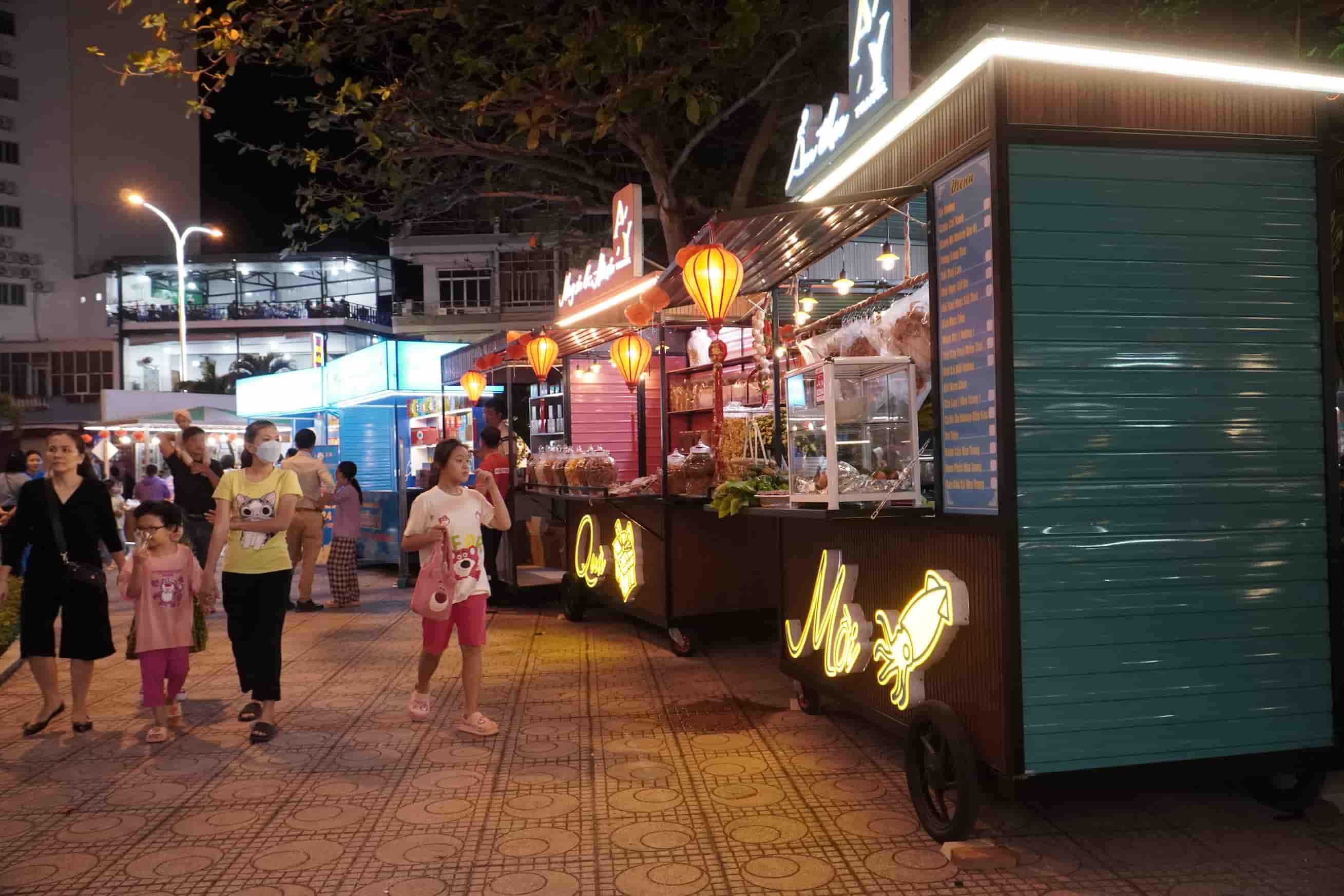From 6:00 p.m. every day, people and tourists from many localities flock to Nha Trang night market - Tran Phu bridge park. Photo: Huu Long