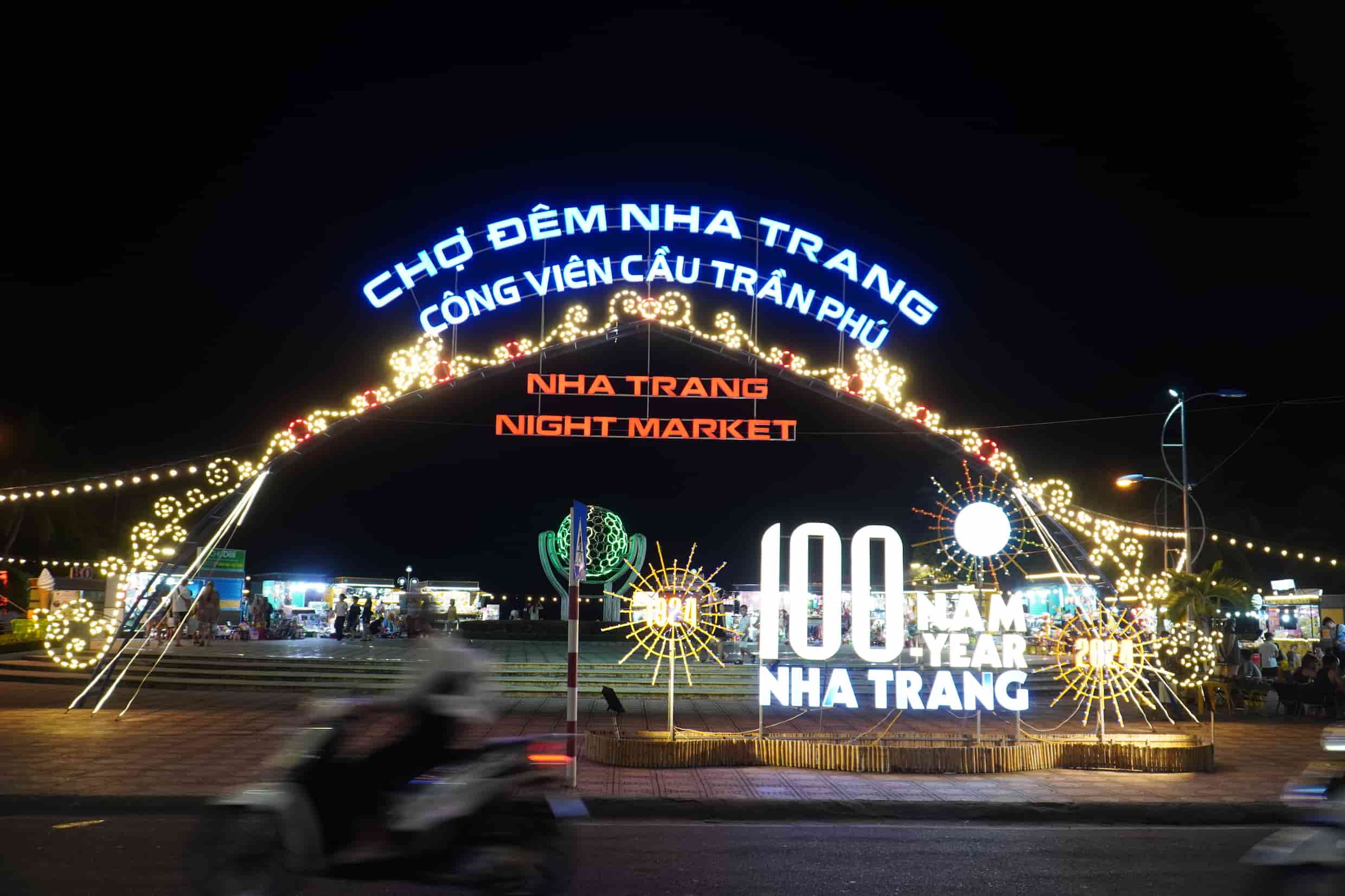Chợ đêm Nha Trang là một sản phẩm du lịch mới của địa phương. Ảnh: Hữu Long