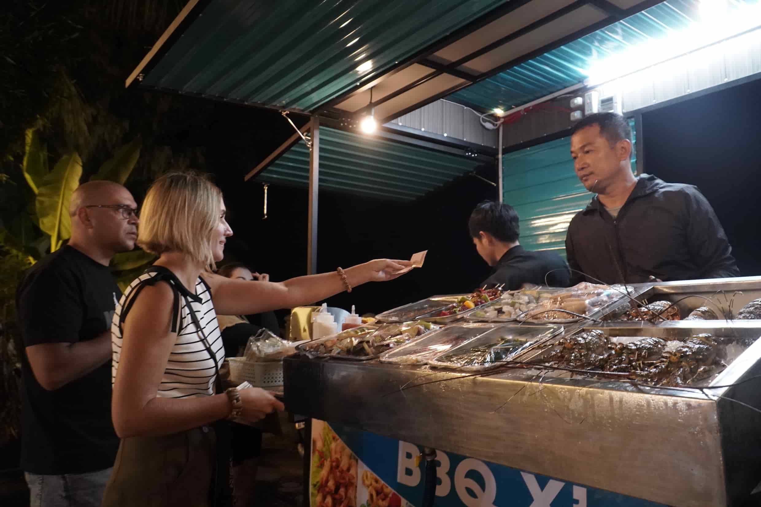 Domestic and foreign tourists like to come to Nha Trang night market because of its affordable prices. Photo: Huu Long