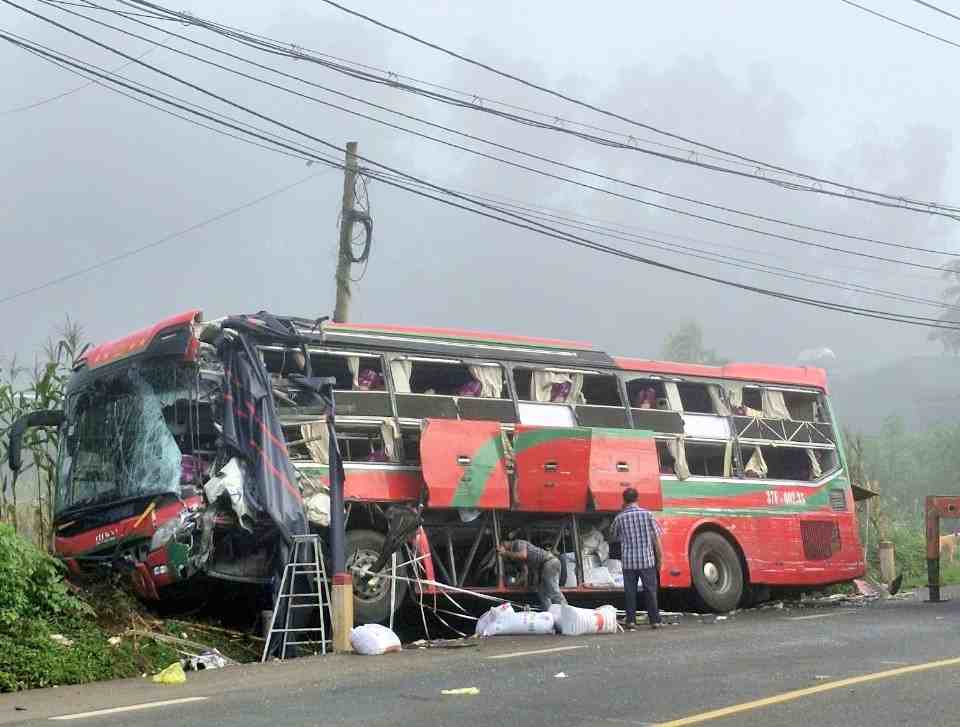 Xe khách bị hư hỏng nặng sau khi tông nhau với xe tải trên Quốc lộ 14. Ảnh: Người dân cung cấp