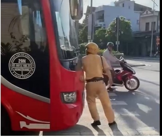 Tài xế húc lùi CSGT ở Hải Dương. Ảnh cắt từ clip