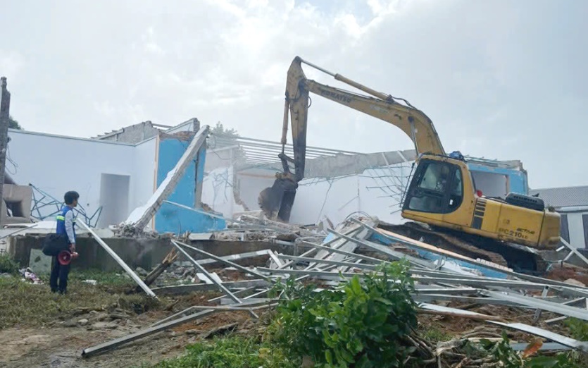 Lực lượng chức năng TP Phú Quốc thực hiện cưỡng chế. Ảnh: CTV