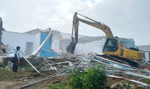 Lực lượng chức năng TP Phú Quốc thực hiện cưỡng chế. Ảnh: CTV
