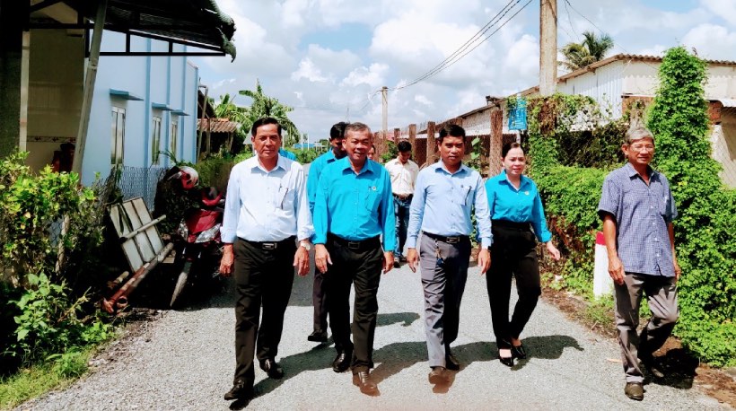 The working group went to Binh Phu commune (Go Cong Tay district) to attach the construction sign "Road connecting Binh Phu commune". Photo: Thanh Nhan