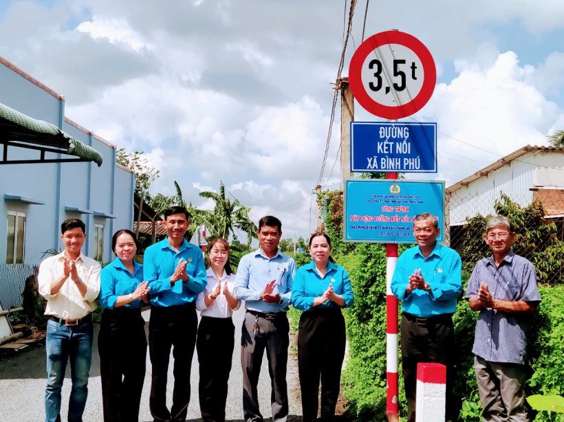 Liên đoàn Lao động (LĐLĐ) huyện Gò Công Tây (tỉnh Tiền Giang) tổ chức lễ gắn biển công trình thi đua cấp tỉnh “Đường kết nối xã Bình Phú”. Ảnh: Thanh Nhặn 