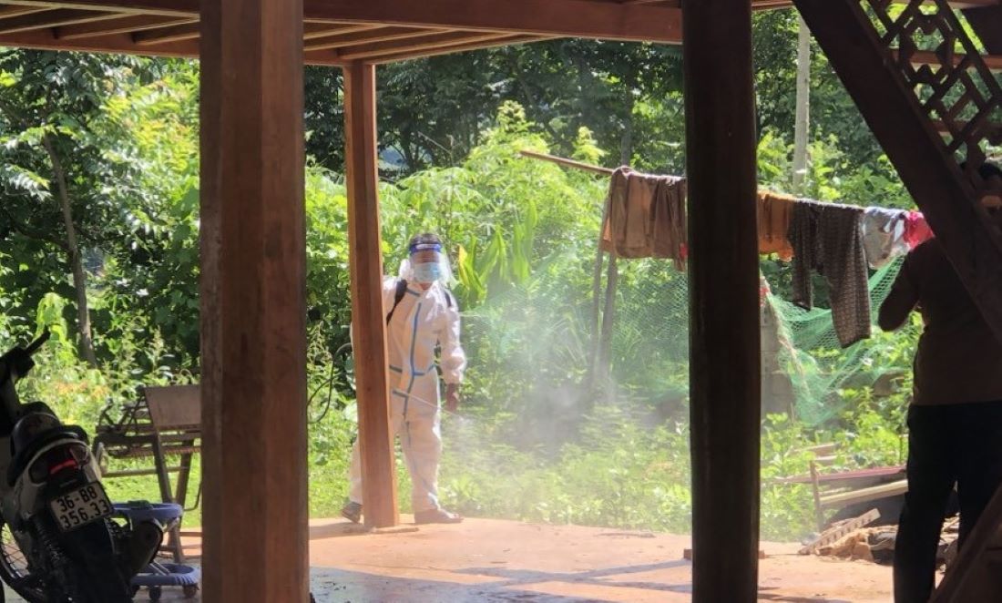 Tiêu độc, khử trùng khu vực nhà bệnh nhân và các trường hợp F1. Ảnh: N.H