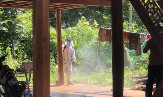 Tiêu độc, khử trùng khu vực nhà bệnh nhân và các trường hợp F1. Ảnh: N.H