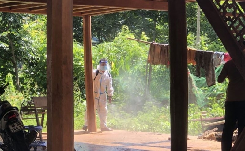 Tiêu độc, khử trùng khu vực nhà bệnh nhân và các trường hợp F1. Ảnh: N.H