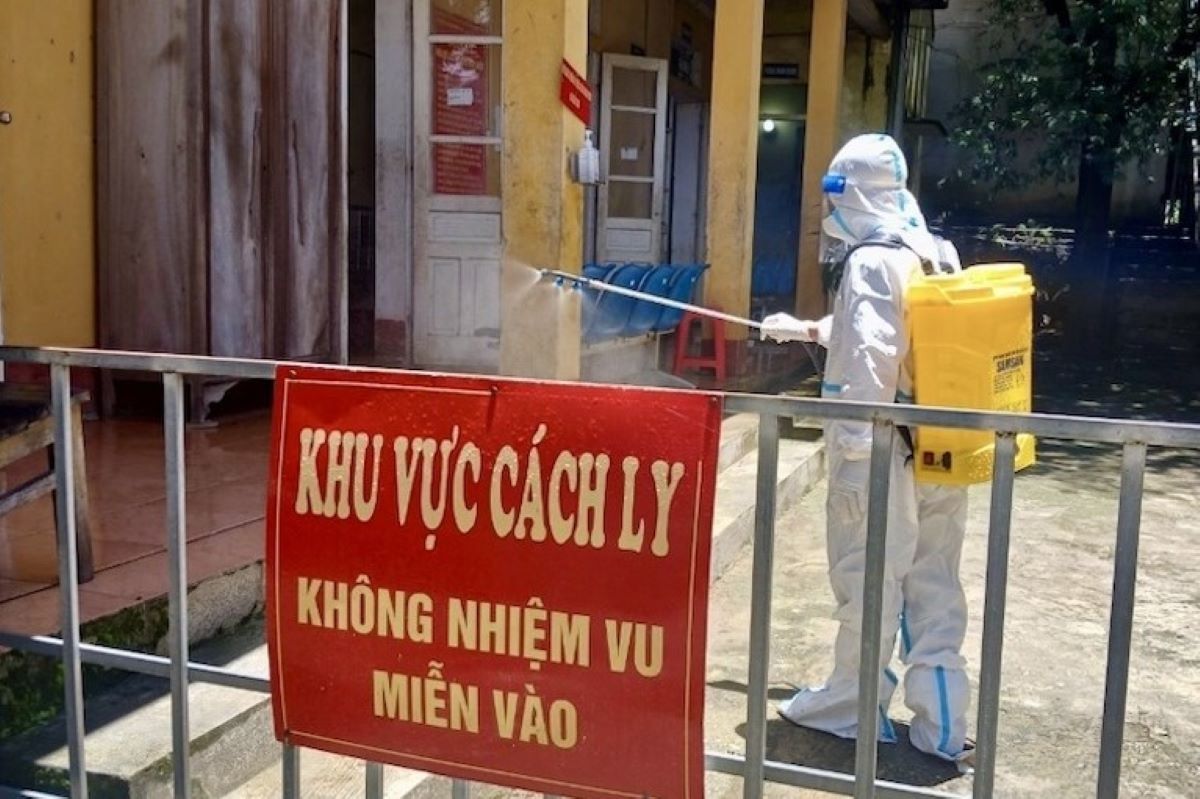 Spraying disinfectant in Muong Lat district. Photo: TL