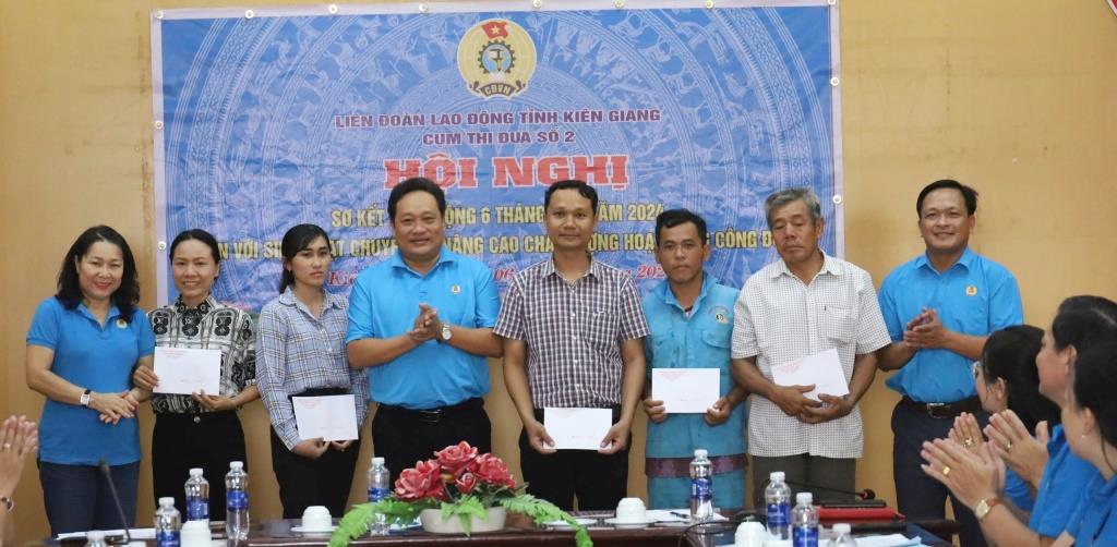 Tặng quà cho 5 đoàn viên có hoàn cảnh khó khăn của Cụm 2. Ảnh: Mỹ Linh