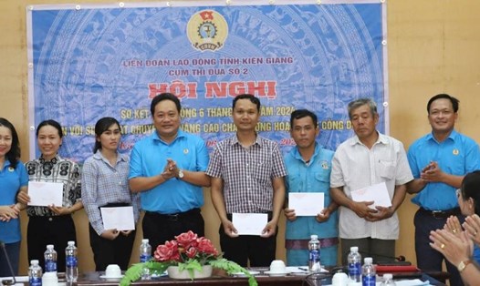 Tặng quà cho 5 đoàn viên có hoàn cảnh khó khăn của Cụm 2. Ảnh: Mỹ Linh