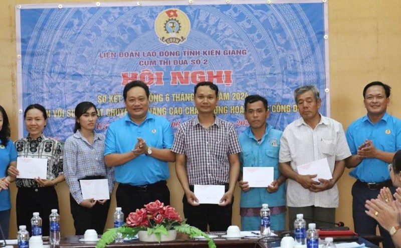 Tặng quà cho 5 đoàn viên có hoàn cảnh khó khăn của Cụm 2. Ảnh: Mỹ Linh