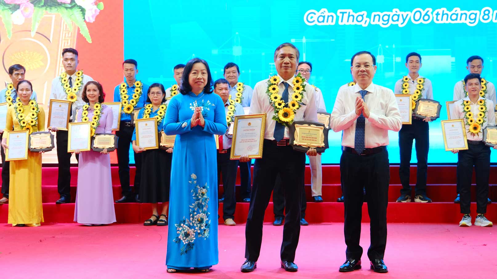 Standing Vice President of the Vietnam General Confederation of Labor Thai Thu Xuong and Secretary of Can Tho City Party Committee Nguyen Van Hieu awarded certificates and commendations to outstanding individuals. Photo: My Ly