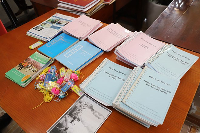 Những tài liệu tuyên truyền Pháp luân công trái phép do lực lượng chức năng thu giữ. Ảnh: Công an tỉnh Yên Bái
