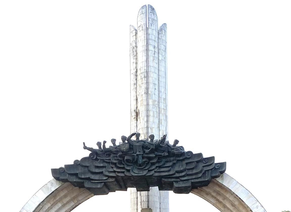 A close-up of the 7 Dũng sĩ Điện Ngọc monument. Photo by Nguyễn Hoàng