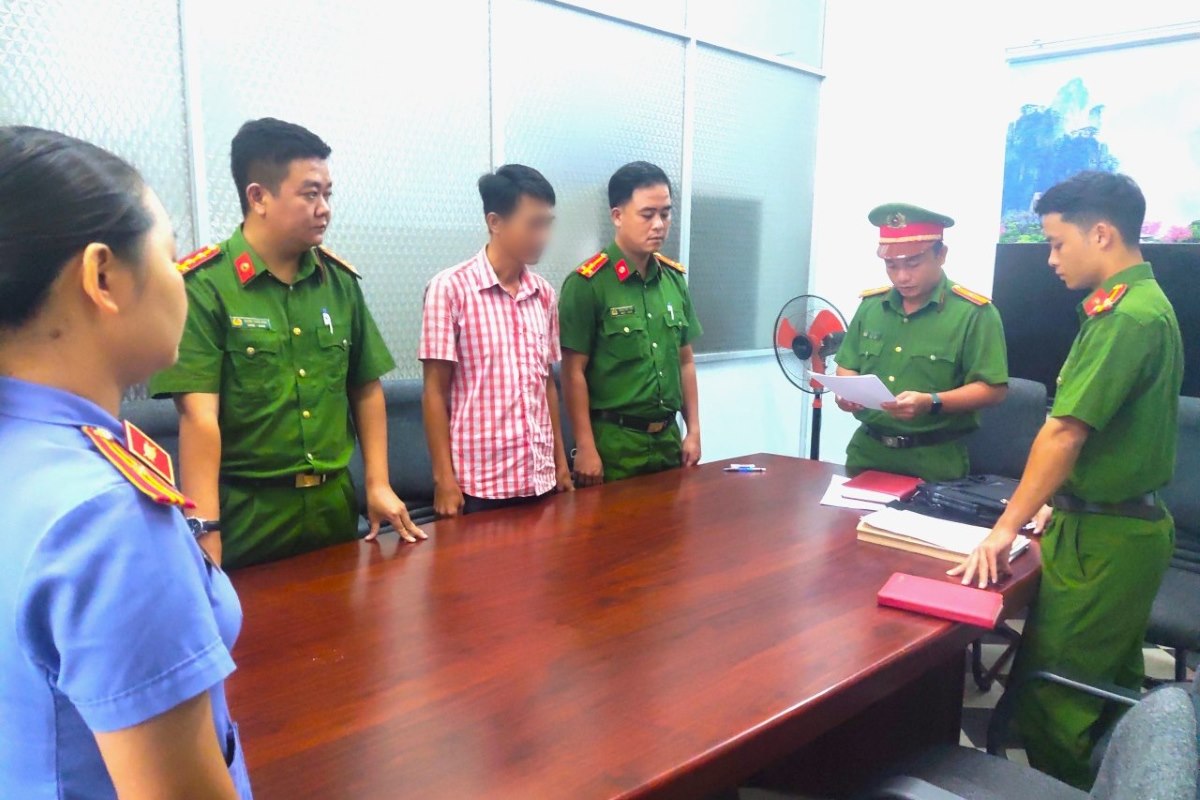 Tống đạt các quyết định khởi tố, bắt tạm giam đối tượng vi phạm nguyên là đăng kiểm viên tàu cá. Ảnh: CACC