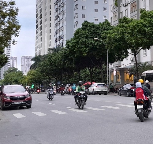 Điểm mới trong xử phạt lỗi dùng điện thoại khi đi xe máy. Ảnh: Xuyên Đông. 