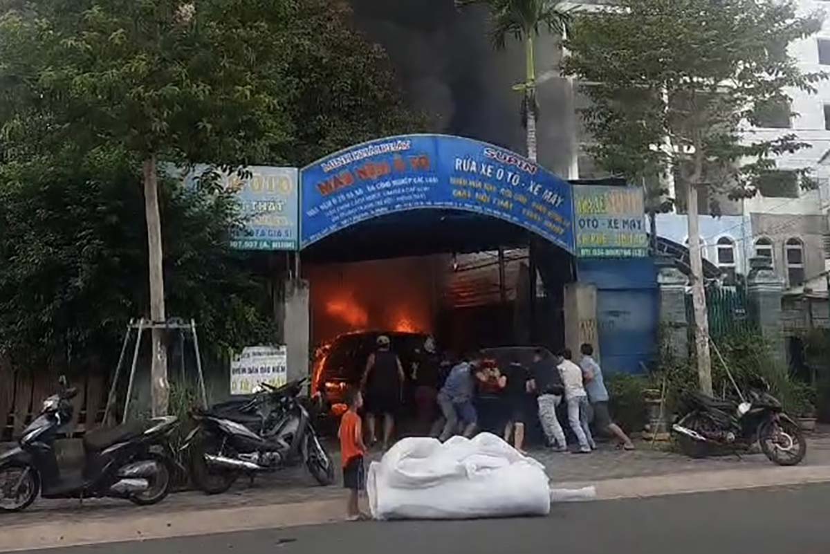 Vụ cháy xảy ra tại một gara xe, trưa 6.8.