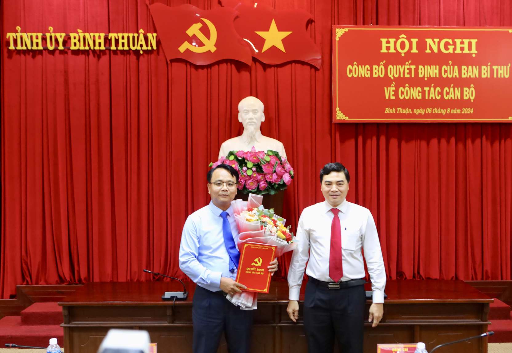 Ông Nguyễn Hoài Anh - Ủy viên dự khuyết Ban chấp hành Trung ương Đảng, Bí thư Tỉnh ủy Bình Thuận trao Quyết định chuẩn y cho tân Phó Bí thư Tỉnh ủy Đặng Hồng Sỹ. Ảnh: Duy Tuấn