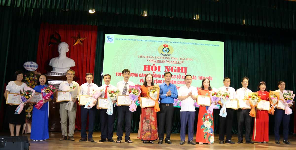 Lãnh đạo Sở Y tế tỉnh Thái Bình, Liên đoàn Lao động tỉnh trao kỷ niệm chương "Vì sự nghiệp xây dựng tổ chức Công đoàn" cho các cá nhân. Ảnh: Bá Mạnh