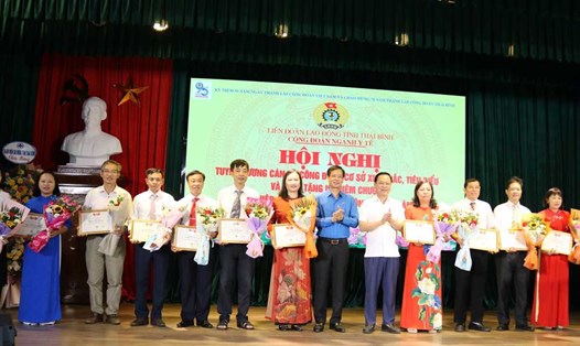 Lãnh đạo Sở Y tế tỉnh Thái Bình, Liên đoàn Lao động tỉnh trao kỷ niệm chương "Vì sự nghiệp xây dựng tổ chức Công đoàn" cho các cá nhân. Ảnh: Bá Mạnh