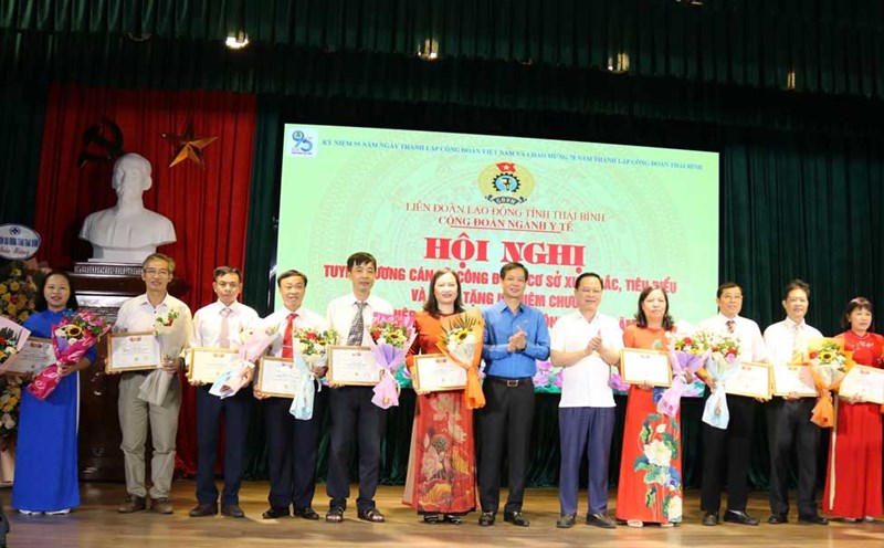 Lãnh đạo Sở Y tế tỉnh Thái Bình, Liên đoàn Lao động tỉnh trao kỷ niệm chương "Vì sự nghiệp xây dựng tổ chức Công đoàn" cho các cá nhân. Ảnh: Bá Mạnh