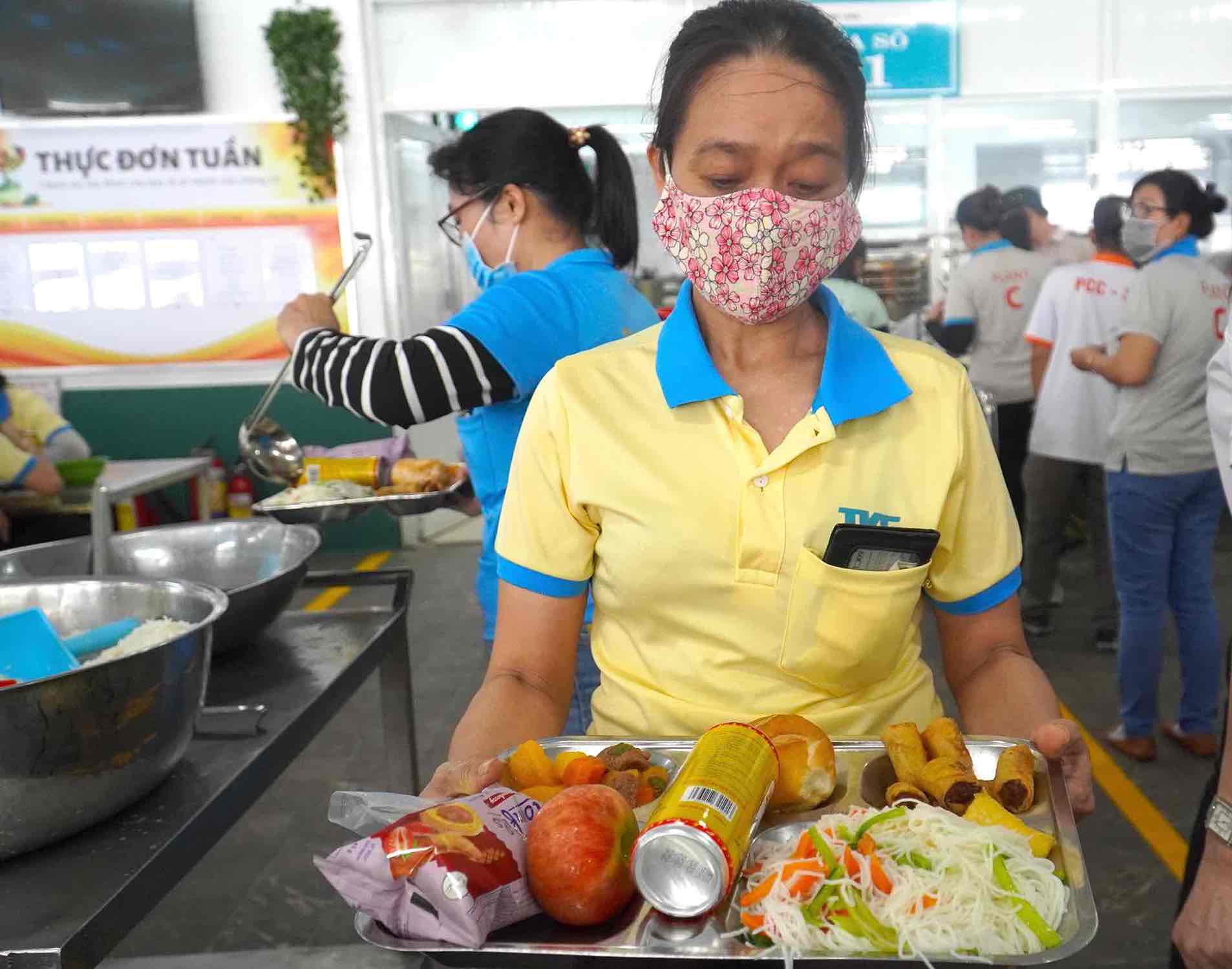 Cận cảnh bữa ăn giữa ca của người lao động. Ảnh: HAC