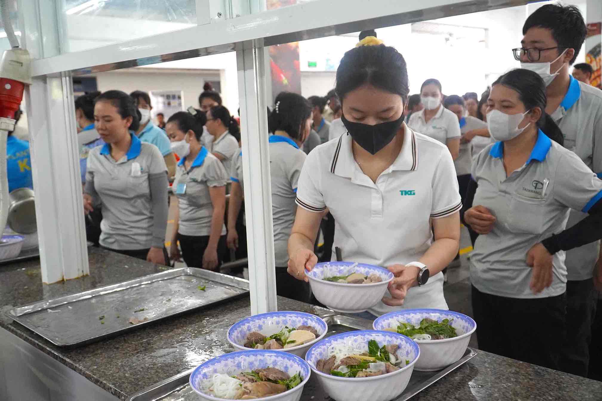 Bữa ăn giữa ca trị giá 50.000 đồng của công nhân Công ty CP TKG Taekwang Vina. Ảnh: HAC