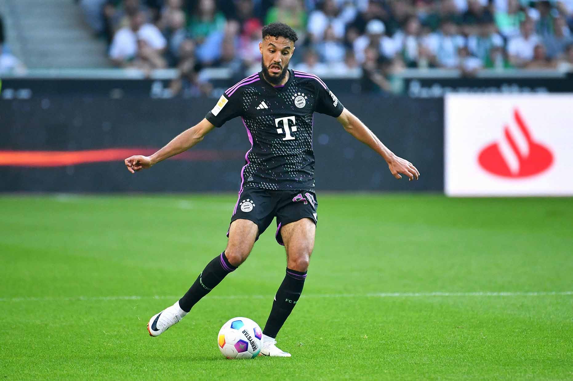 Noussair Mazraoui is eager to reunite with Ten Hag at Manchester United. Photo: AFP