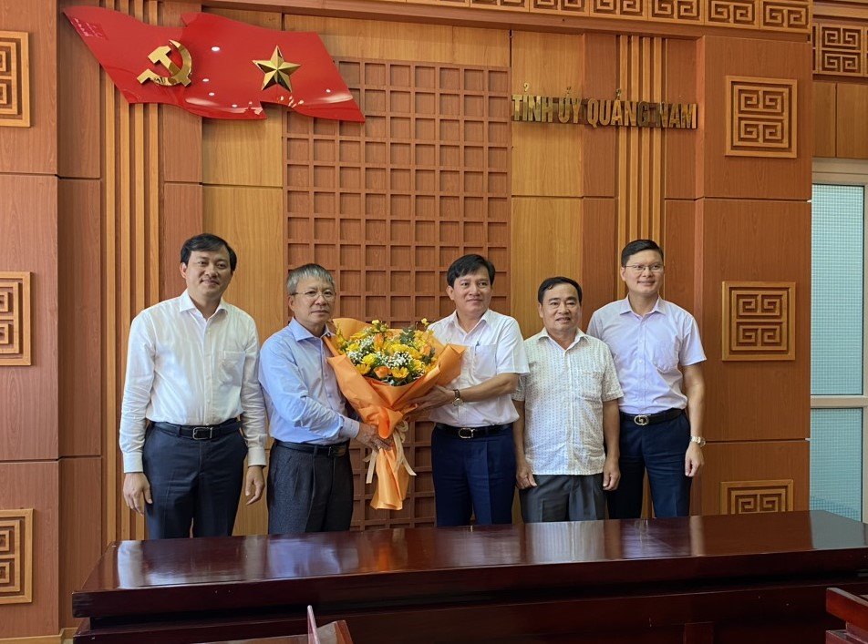 Phó Bí thư thường trực Tỉnh ủy Quảng Nam Nguyễn Đức Dũng tiếp và làm việc với Phó Chủ tịch Tổng LĐLĐ Việt Nam Nguyễn Xuân Hùng (thứ 3 từ trái sang). Ảnh Xuân Tỉnh
