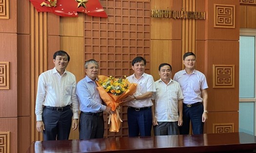 Phó Bí thư thường trực Tỉnh ủy Quảng Nam Nguyễn Đức Dũng tiếp và làm việc với Phó Chủ tịch Tổng LĐLĐ Việt Nam Nguyễn Xuân Hùng (thứ 3 từ trái sang). Ảnh Xuân Tỉnh