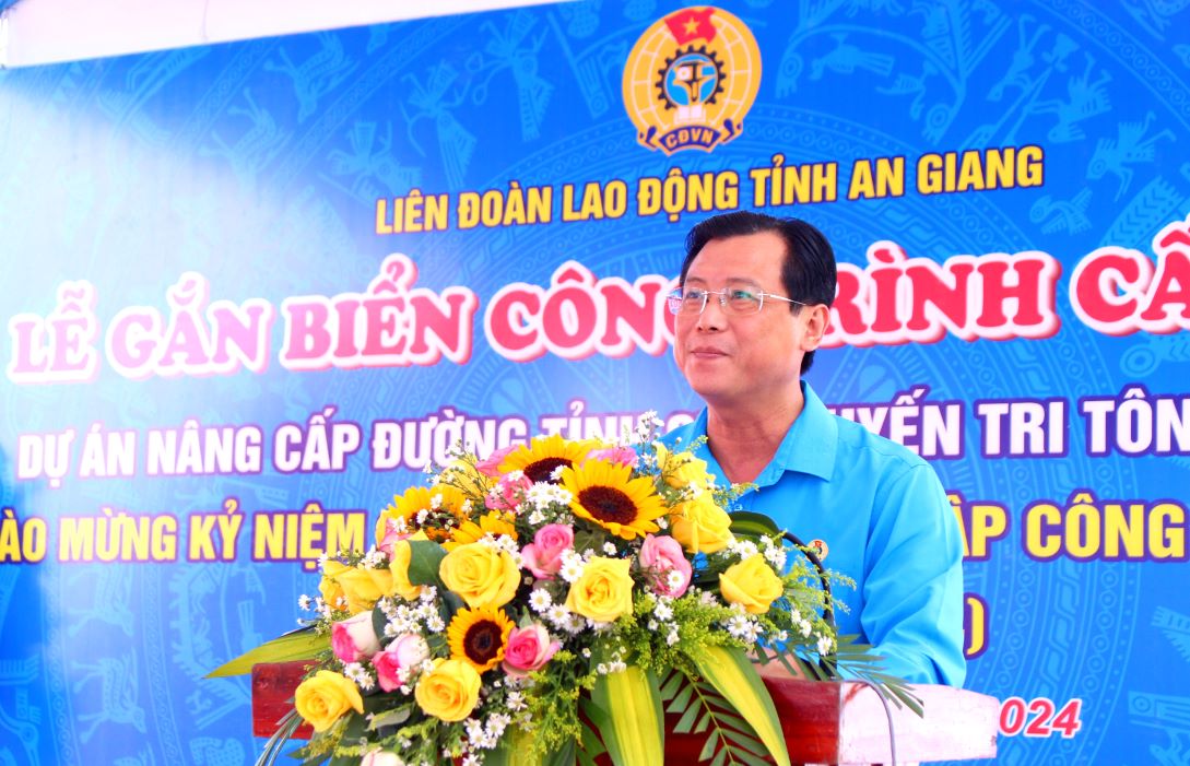 Vice Chairman of the Provincial Trade Union of An Giang Province Nguyễn Nhật Tiến delivered a speech at the ceremony. Photo: Lâm Điền