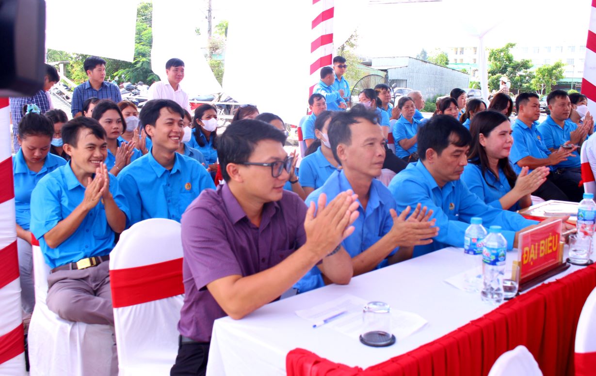 Delegates and staff, employees, and workers of the An Giang Province's Project Management Board for Investment and Construction of Transportation and Agricultural Infrastructure at the ceremony. Photo: Lâm Điền