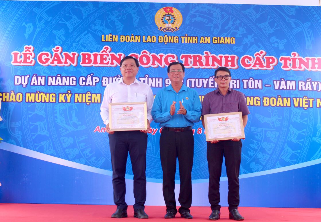 Vice Chairman of the Provincial Trade Union of An Giang Province Nguyễn Nhật Tiến presented the Provincial Trade Union's Certificate of Merit to the collective and individuals who have outstanding achievements in implementing the provincial-level project welcoming the 95th anniversary of the founding of the Vietnam Trade Union. Photo: Lâm Điền